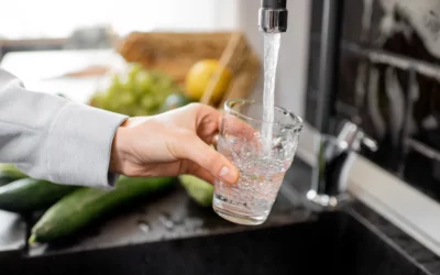 Costo acqua in bottiglia di plastica e costo acqua da rubinetto: dove si risparmia veramente?