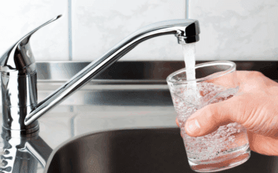 La differenza tra acqua distillata, purificata e filtrata
