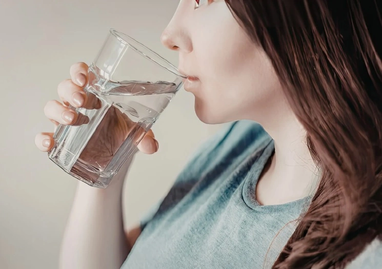 Ragazza che beve acqua